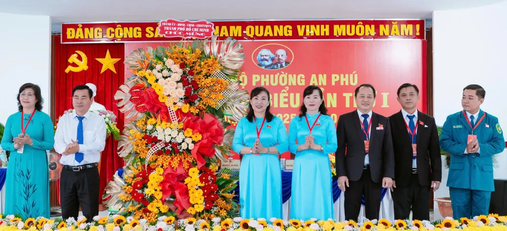 Đồng chí Nguyễn Văn Minh chúc mừng đại hội z6923139360864_0c6ad7f6d2d8cbdc9aba8647b6cd5408.jpg
