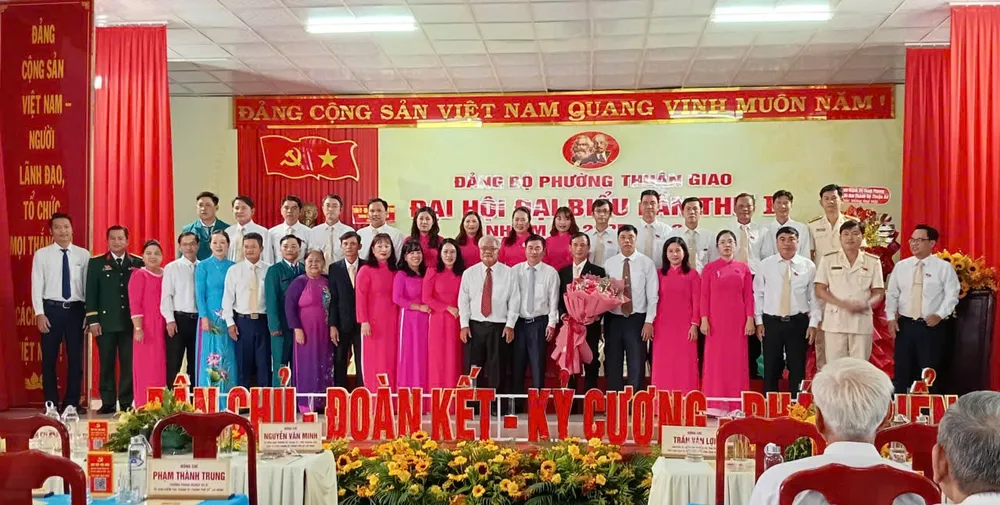 Đồng chí Nguyễn Văn Minh chúc mừng Đại hội đại biểu Đảng bộ phường Thuận Giao 1000029096.jpg