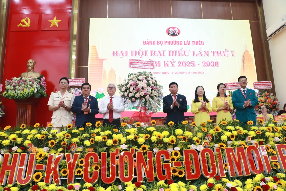 Trưởng đoàn ĐBQH TPHCM Nguyễn Văn Lợi chúc mừng đại hội ccc.JPG