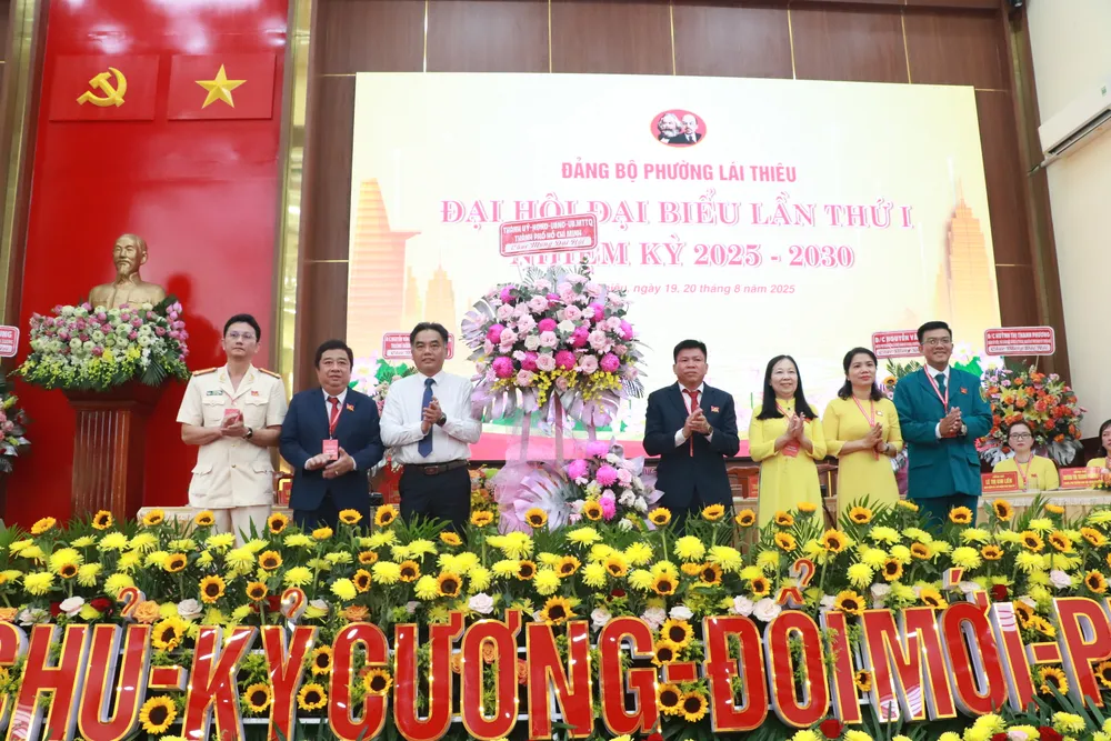 Phó Chủ tịch UBND TPHCM Nguyễn Lộc Hà chúc mừng đại hội. Ảnh: XUÂN TRUNG vv.JPG