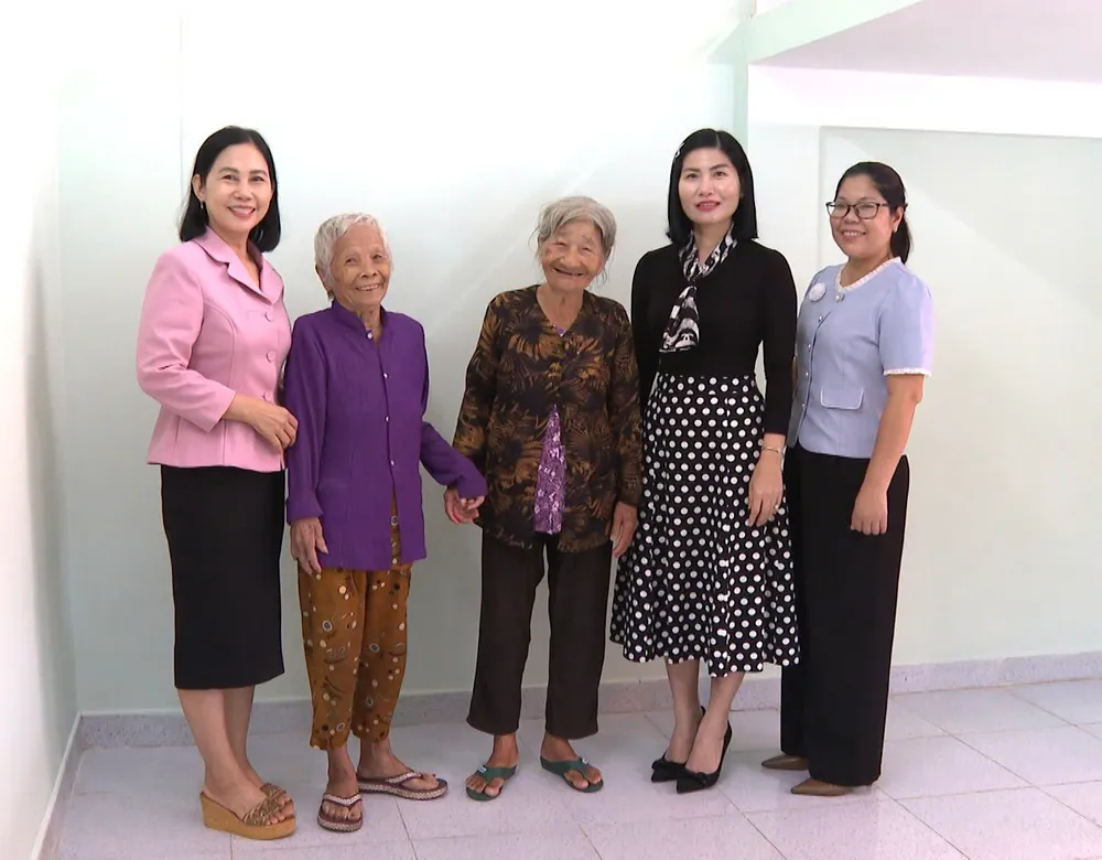 Người dân có hoàn cảnh khó khăn vui mừng khi được nhận nhà ở. Ảnh: XUÂN TRUNG z6929680250797_d1be2ffd0a4878f08551752f9f130aa8.jpg