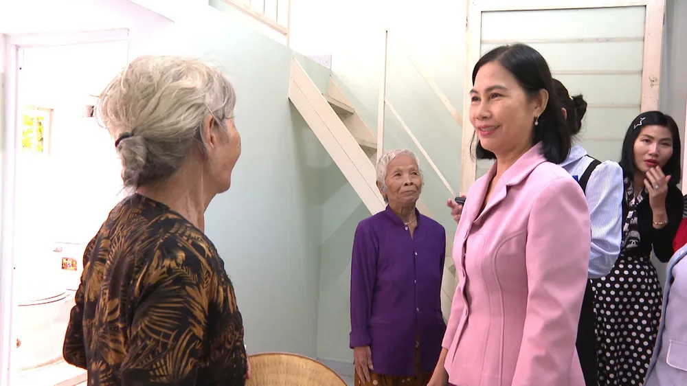 Chủ tịch UBND phường Bến Cát Trần Thị Thảo cùng lãnh đạo các đơn vị bàn giao nhà cho người dân có hoàn cảnh khó khăn. Ảnh: XUÂN TRUNG z6929680250798_4ae4427ec502c0f9ff1118270a91b7ac.jpg