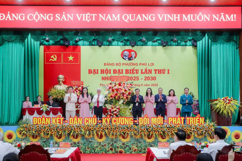 Trưởng Đoàn ĐBQH TPHCM Nguyễn Văn Lợi chúc mừng đại hội. Ảnh: XUÂN TRUNG A Tám Phú Lợi.jpg