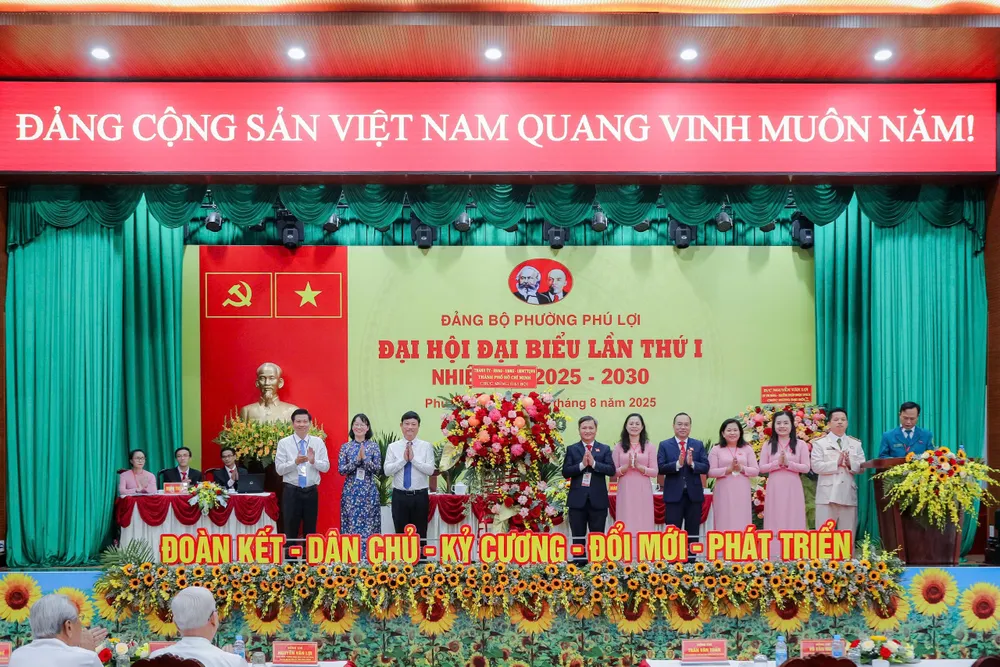 Chủ tịch HĐND TPHCM Võ Văn Minh cùng các đồng chí lãnh đạo TPHCM chúc mừng đại hội. Ảnh: XUÂN TRUNG z6932761948444_7b46da7c13dd89d6f92c0e2c26683d88.jpg
