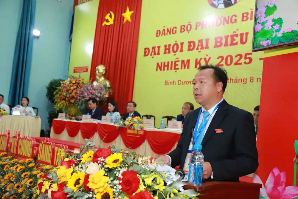 Bí thư Đảng ủy phường Bình Dương Nguyễn Văn Đông phát biểu khai mạc đại hội. Ảnh: XUÂN TRUNG z6933651267914_9e257478d0321ce1c00df2e7438b646b.jpg