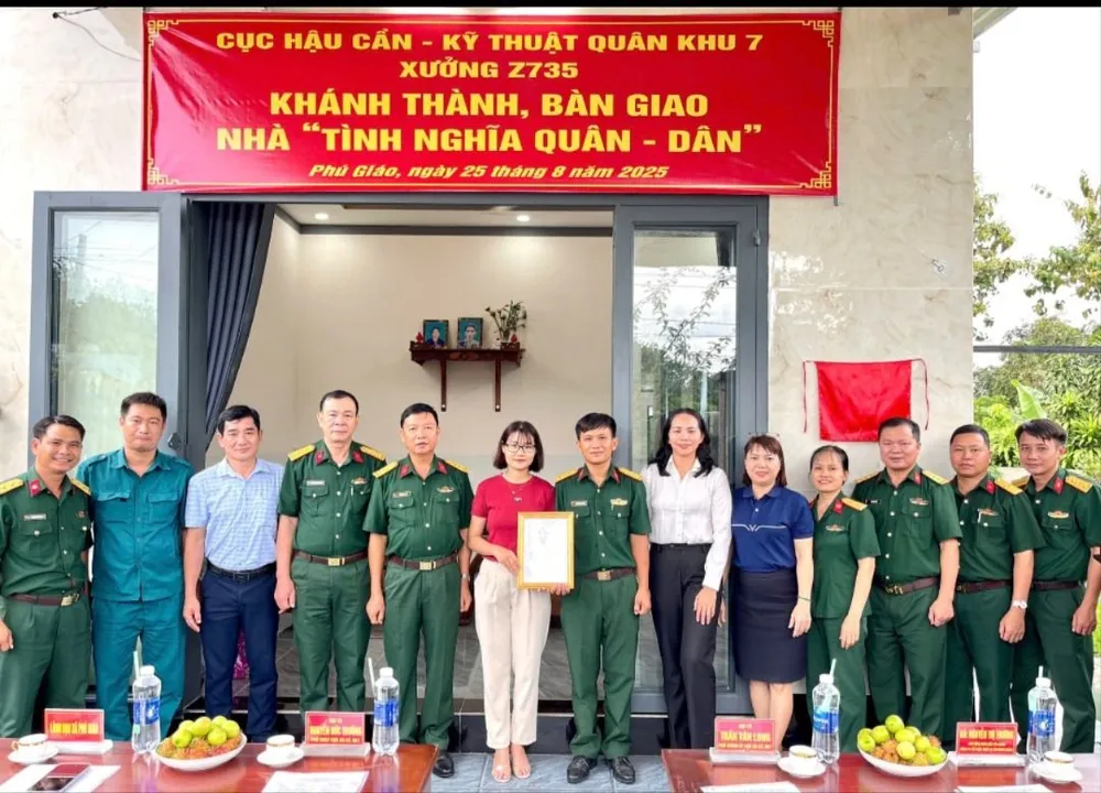 Bàn giao nhà Tình nghĩa quân - dân cho Thượng úy Nguyễn Lương Bằng 1000029221.jpg