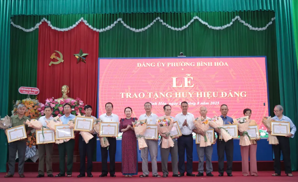 Lãnh đạo phường Bình Hòa trao Huy hiệu Đảng cho các đảng viên 1000029294.jpg