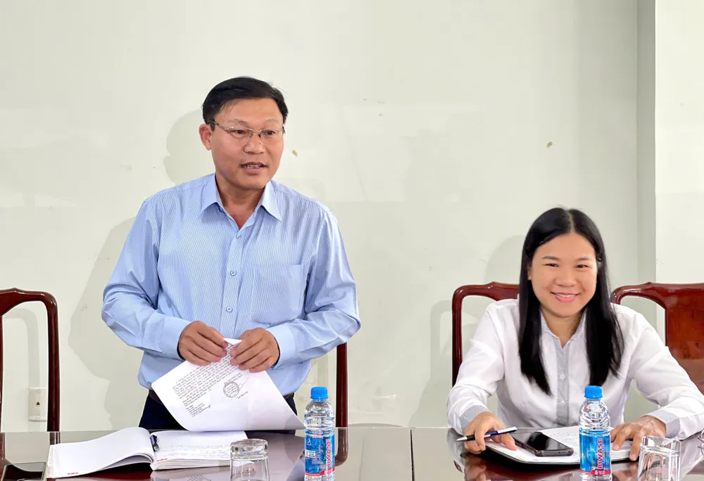 Đồng chí Vũ Hải Lý, Chủ tịch UBND xã Phú Giáo báo cáo tại buổi làm việc. Ảnh: NGUYỄN MINH Ảnh 6.jpg