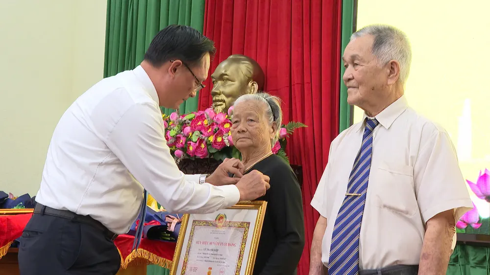 Bí thư Đảng ủy phường Bến Cát Nguyễn Trọng Ân trao Huy hiệu Đảng cho đảng viên z6952683223596_9ec18eef80fc5744f626038cc0b45319.jpg