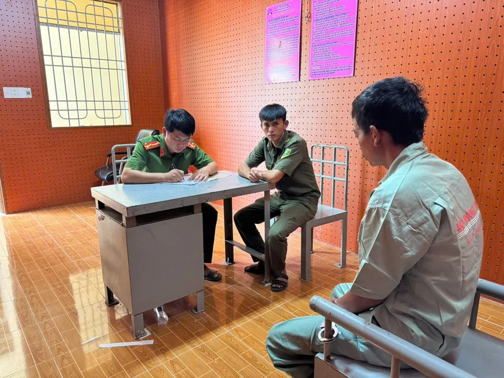 Đối tượng bị bắt sau 2 giờ lẩn trốn. Ảnh: NGUYỄN MINH 1000029314.jpg