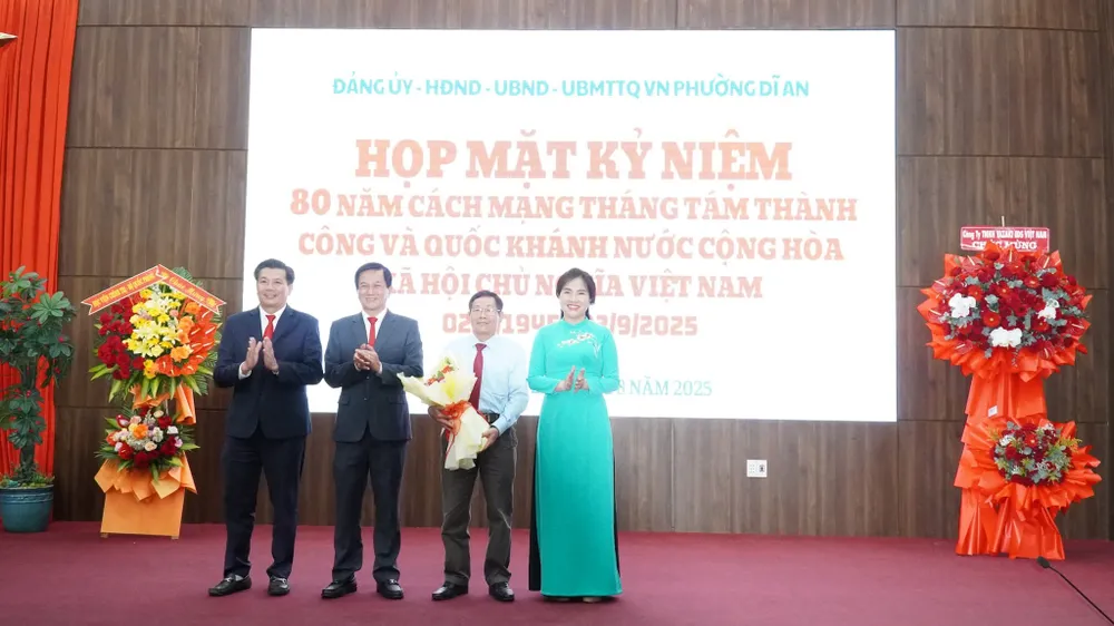 Lãnh đạo Đảng ủy, UBND phường Dĩ An chúc mừng Đảng viên nhận Huy hiệu Đảng dịp Quốc khánh 2-9 1000029327.jpg