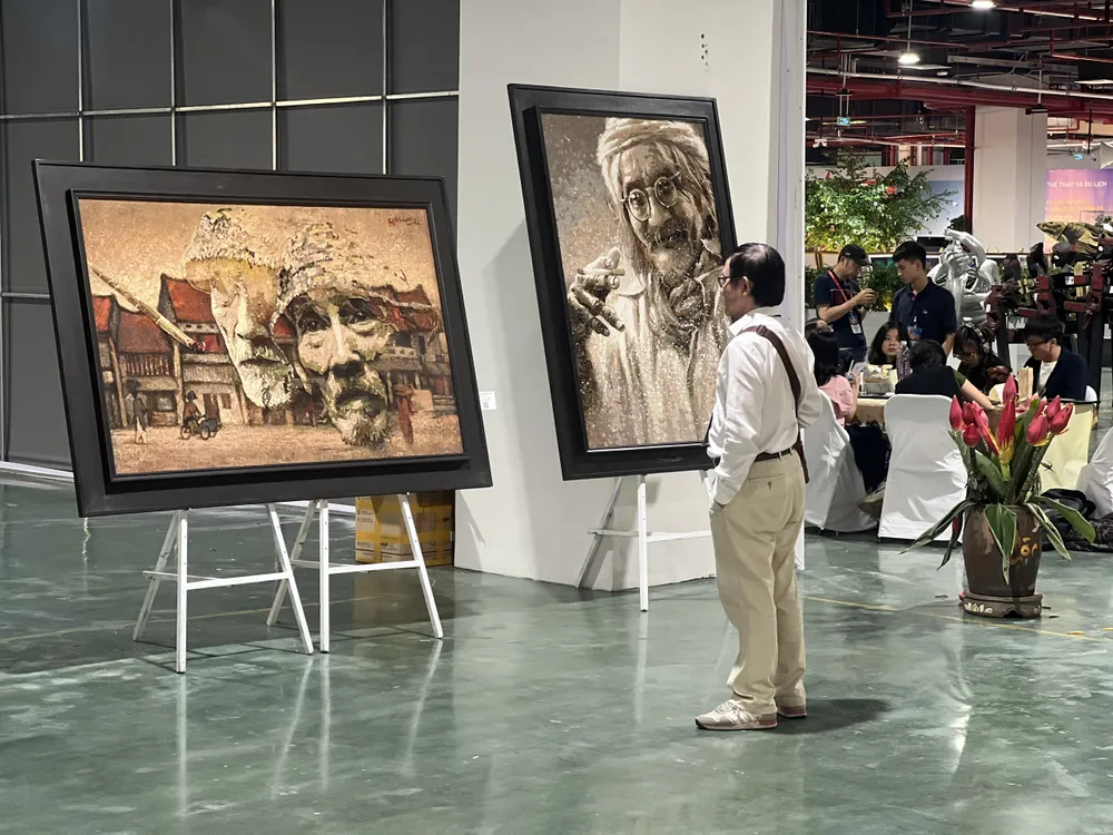 Họa sĩ bên tác phẩm chân dung họa sĩ Bùi Xuân Phái và nhà thơ Bùi Giáng Họa sĩ.jpg