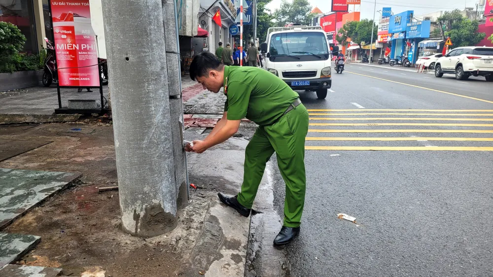 Lực lượng công an phường cùng ra quân làm đẹp đô thị 515436227_1371268201670206_4308340964231176108_n.jpg