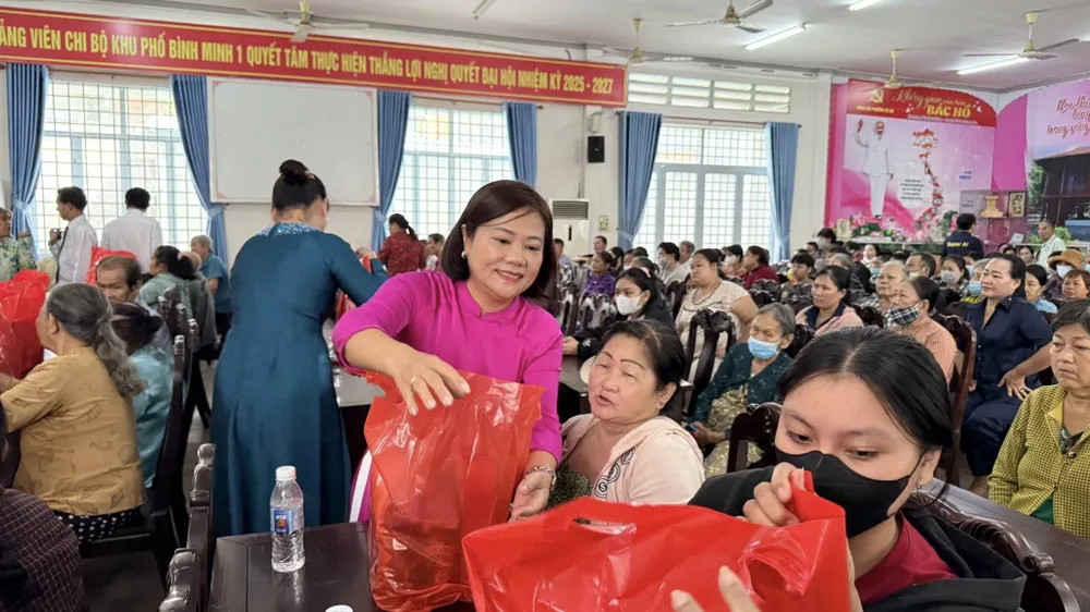 Các hoạt động đảm bảo an sinh xã hội được phường Dĩ An thực hiện thường xuyên 539834828_1369551631841863_3412876001561220946_n.jpg