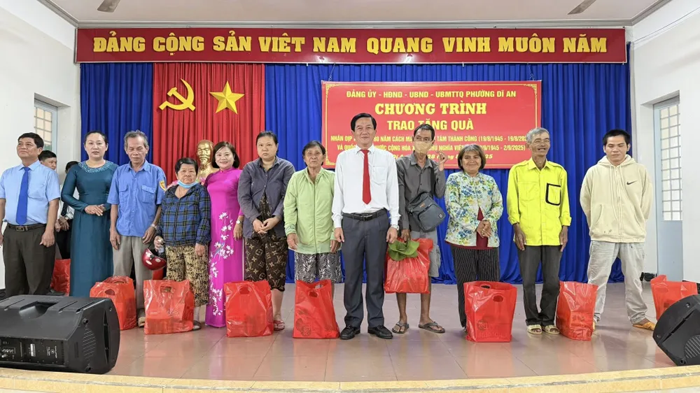 Lãnh đạo phường Dĩ An trao quà đến đại diện các gia đình có hoàn cảnh khó khăn Trao tặng quà.jpg