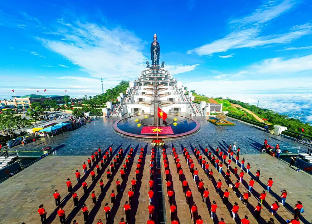Nghi thức chào cờ trên đỉnh núi Bà Đen chào cờ.jpg