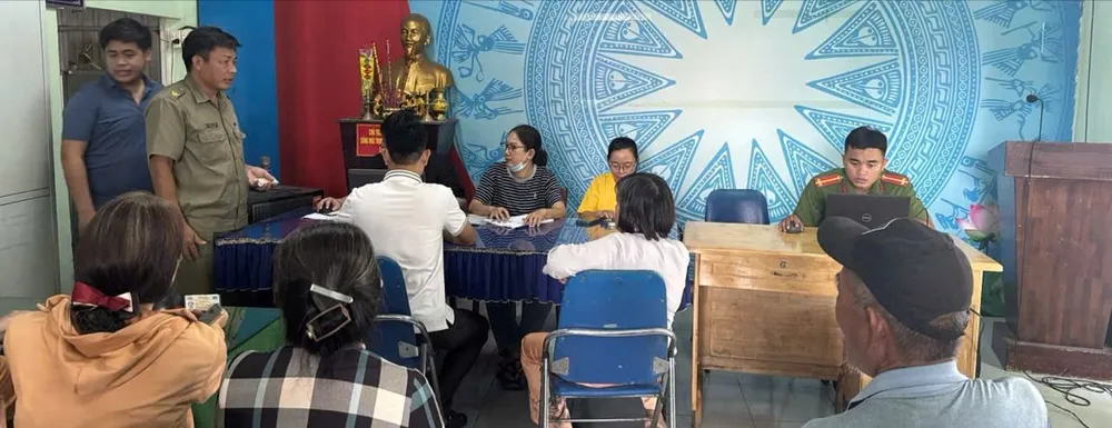Người dân trên địa bàn phường Dĩ An làm thủ tục nhận tiền quà trực tiếp Chi tiền.jpg