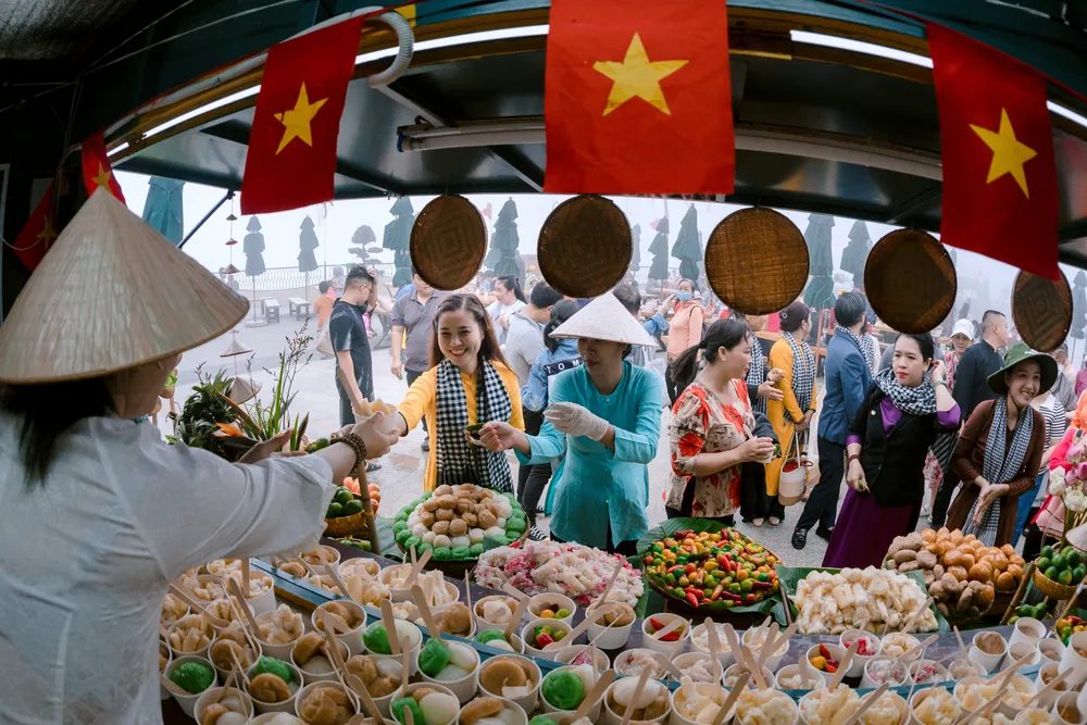 Du khách khi đi cáp treo lên núi Bà Đen đều được phát lá bồ đề để đi chợ cho-la-nui-ba-den 1.jpeg
