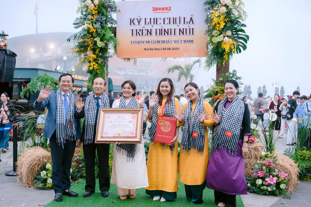 Hoạt động chợ lá tại núi Bà Đen được trao kỷ lục với quy mô tổ chức lớn nhất cho-la-nui-ba-den 12.jpeg