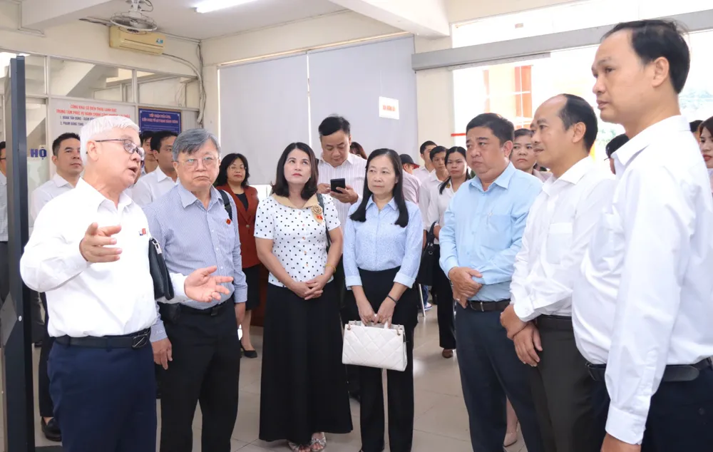 Đoàn công tác khảo sát Trung tâm phục vụ hành chính công phường Lái Thiêu z6975867495272_b4c69d0be5ff3381a4296e45eef36cd4.jpg