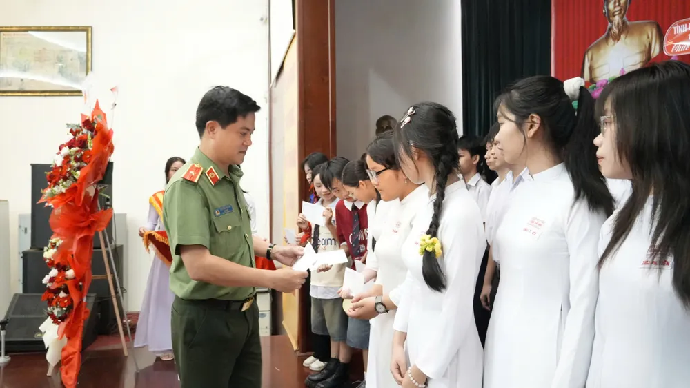 Thiếu tướng Nguyễn Đức Hải, Ủy viên Ban Thường vụ Tỉnh ủy, Bí thư Đảng ủy, Giám đốc Công an tỉnh Đồng Nai tặng học bổng cho các em học sinh tại lễ khai giảng Thiếu tướng Nguyễn Đức Hải, Ủy viên Ban Thường vụ Tỉnh ủy, Bí thư Đảng ủy, Giám đốc Công an tỉnh Đồng Nai tặng học bổng cho các em học sinh tại lễ khai giảng