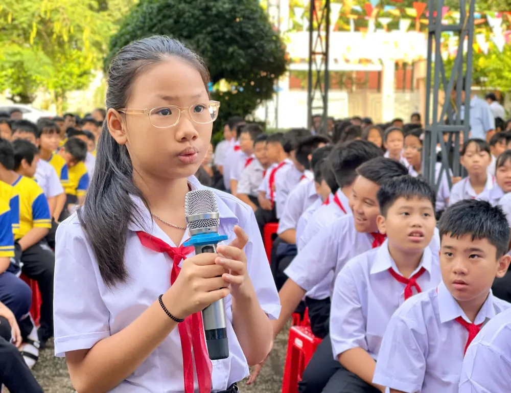 Học sinh Trường THCS Trần Hưng Đạo, xã Phú Giáo, TPHCM nêu thắc mắc về các tình huống khi tham gia giao thông. Ảnh: NGUYỄN MINH HS Phú Giáo.jpg