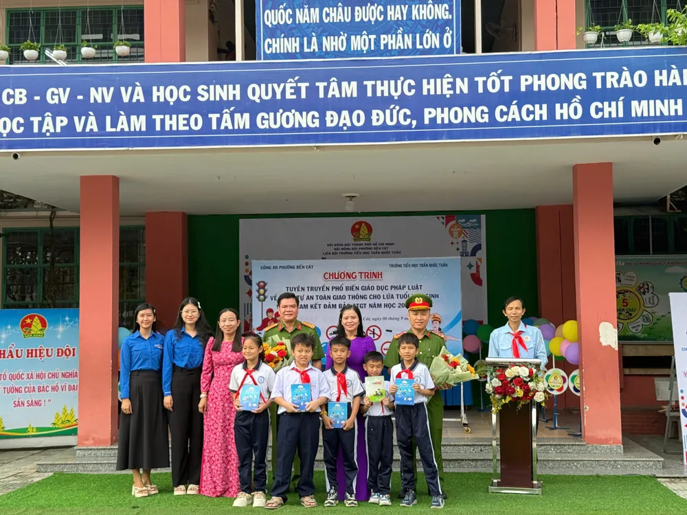 Học sinh trường Tiểu học Trần Quốc Tuấn (phường Bến Cát) nhận quà tặng tại chương trình HS THCS Trần Quốc Tuấn.jpg