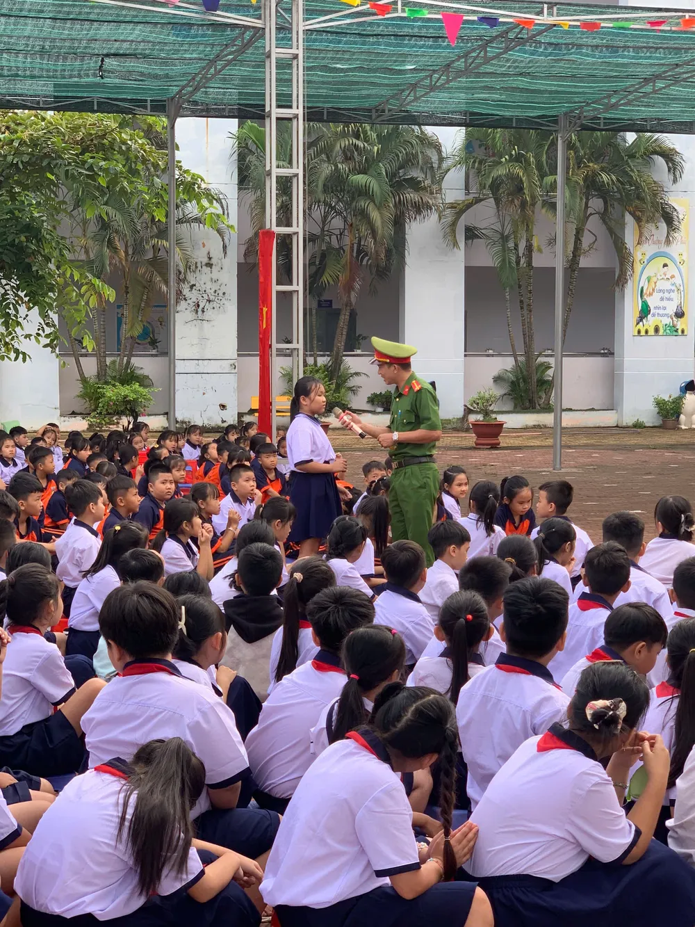 Các em học sinh tham gia thảo luận các tình huống giao thông Nhiều hình thức trực quan sinh động.jpg