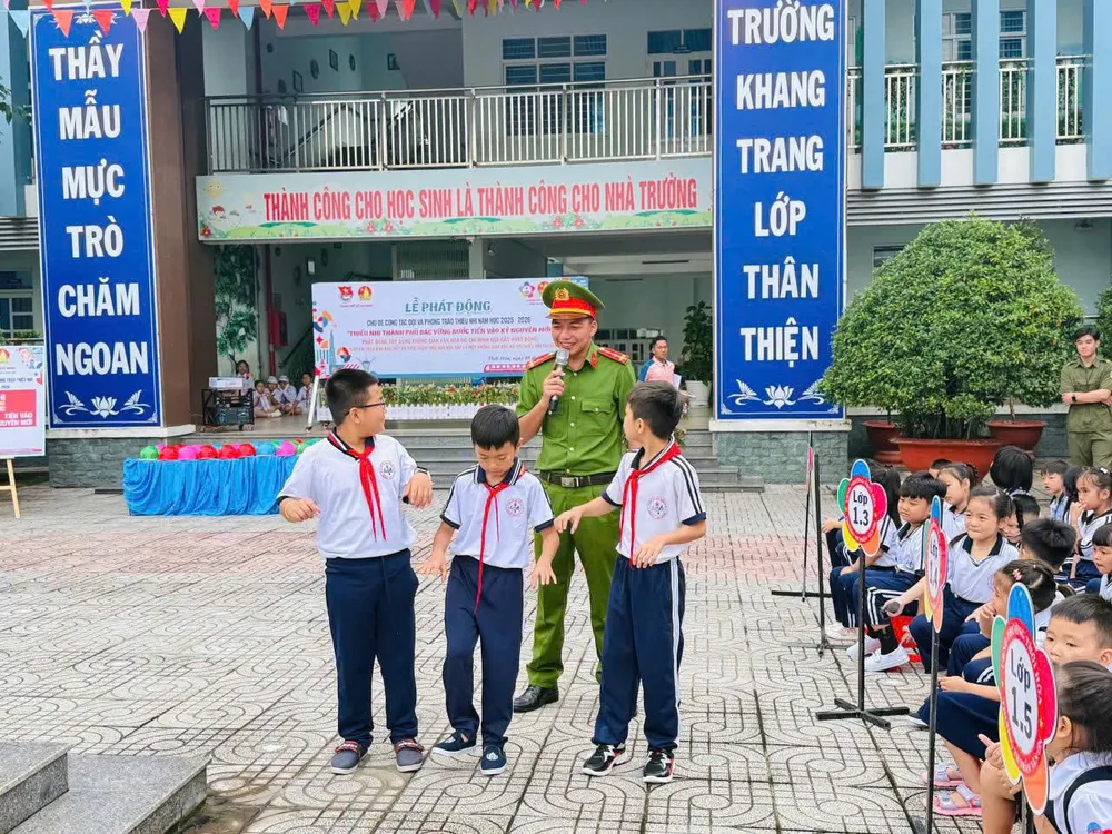 Học sinh Trường Tiểu học Trần Văn Ơn (phường Thới Hoà) thực hành tình huống tham gia giao thông an toàn z6988289979924_d56684d3afbca86e73c8fca32b73da68.jpg