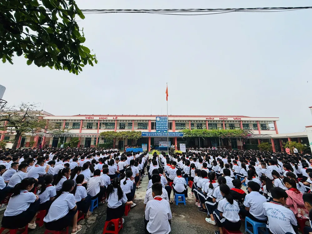 Hàng ngàn học sinh các trường học khu vực trên địa bàn TPHCM được tuyên truyền về ATGT và phòng chống ma túy z6988484926372_1994e9c496b2c75e6d74810d1fdaa086.jpg