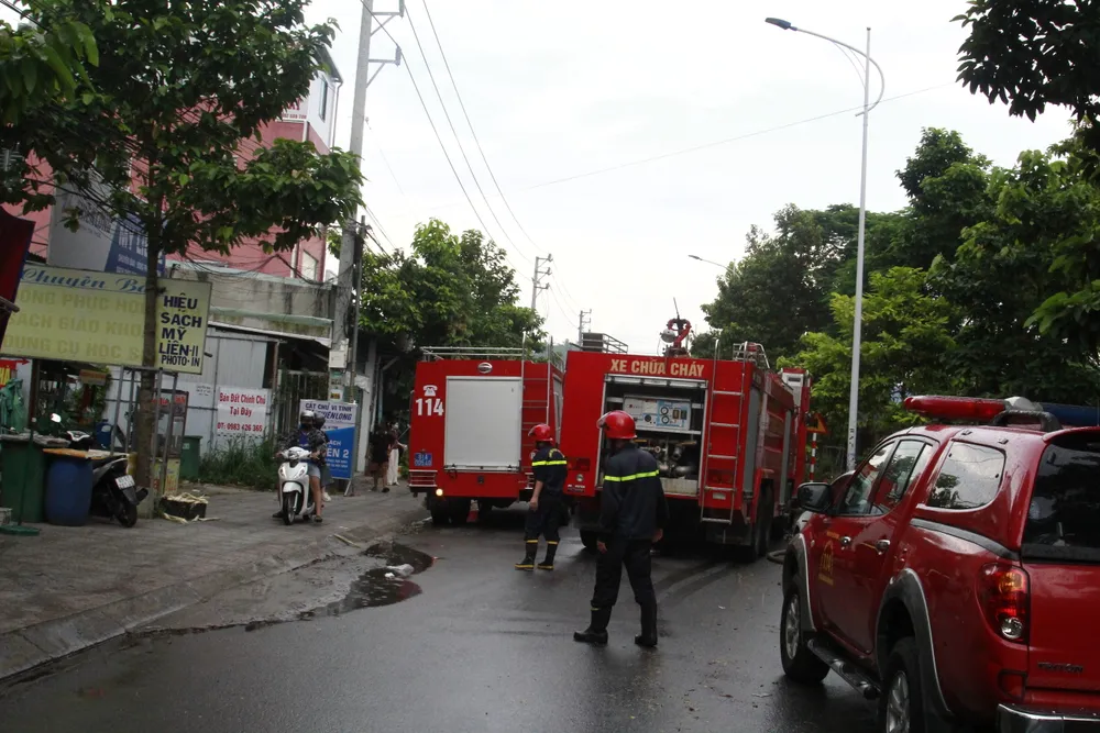 Trường THCS Thuận Giao chỉ cách hiện trường vài chục mét _MG_0565.JPG