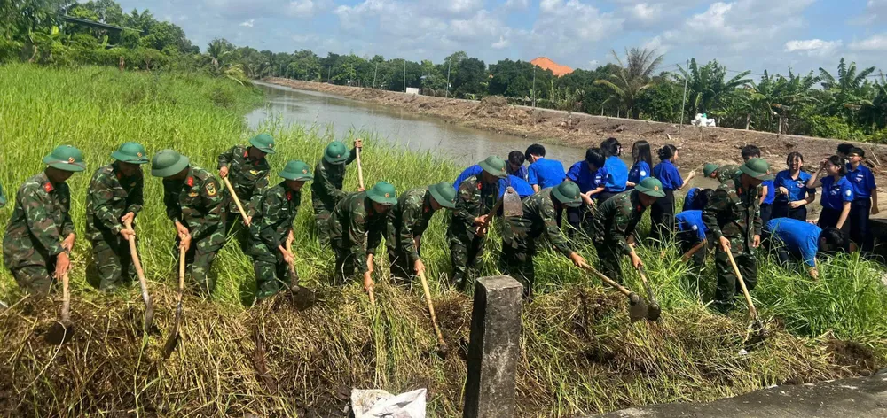 Các chiến sĩ cùng đoàn viên thanh niên làm sạch kênh rạch 1000029620.jpg
