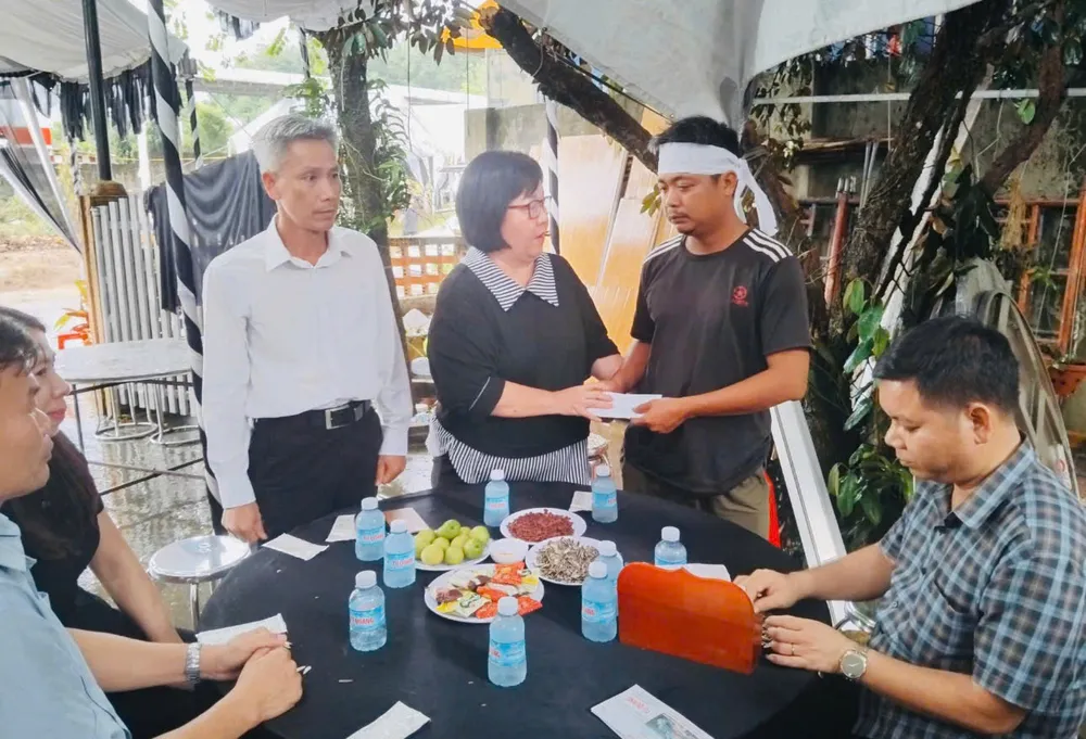 Lãnh đạo Đảng ủy, UBND xã Phước Thành chia buồn, động viên thân nhân các nạn nhân z7034719507977_d39b503489dd04b7c0bc01fbfe1ef368.jpg