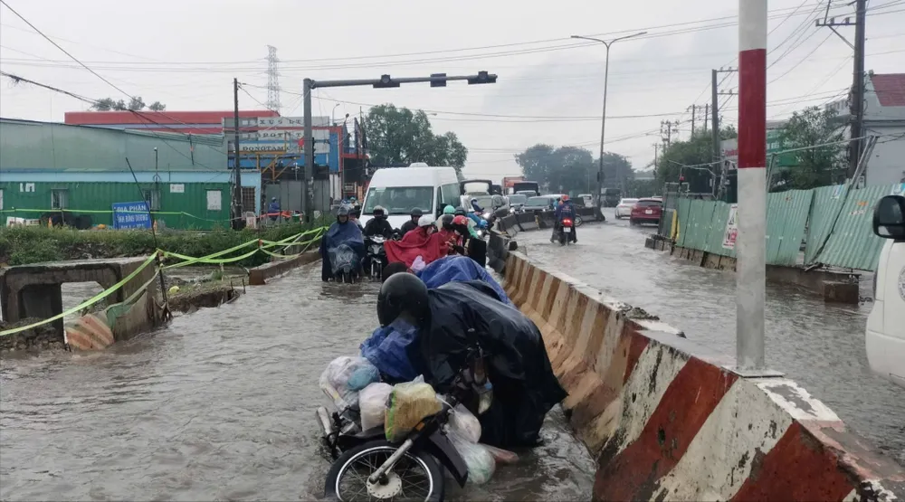 Mưa lớn gây ngập tại khu vực Suối Siệp, khu phố Tân An, phường Tân Đông Hiệp 551235798_1392655909531435_6872376692032446432_n.jpg