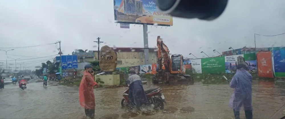 Xe 2 bánh chết máy, người dân phải dắt bộ qua khu vực thi công trưa 22-9. Ảnh: XUÂN TRUNG z7038096867323_ec9bf9ac83eb2ec918b6852e12c2712e.jpg