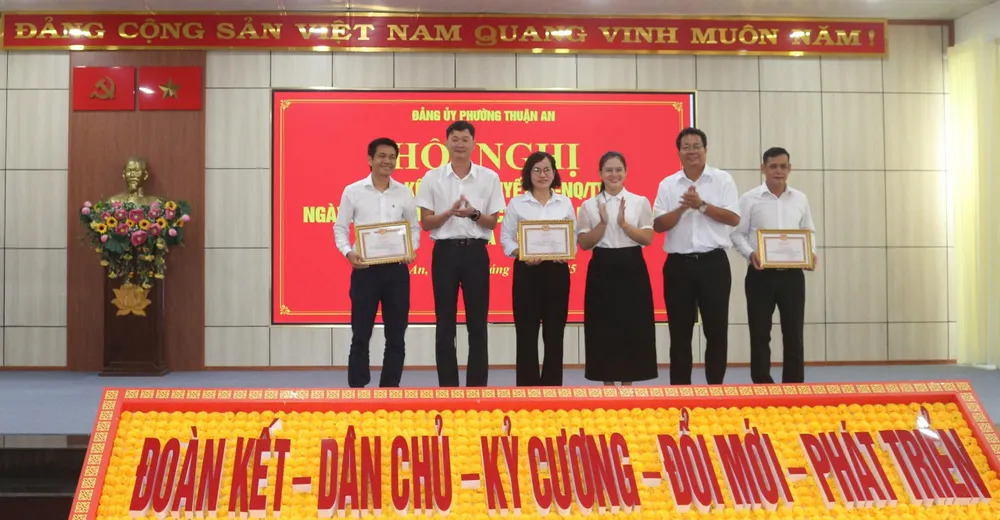Lãnh đạo Đảng ủy, UBND phường Thuận An khen thưởng các cá nhân có thành tích tốt trong công tác Đảng z7051912486804_51840abb9e1b6a19ad0aa9320c673896.jpg