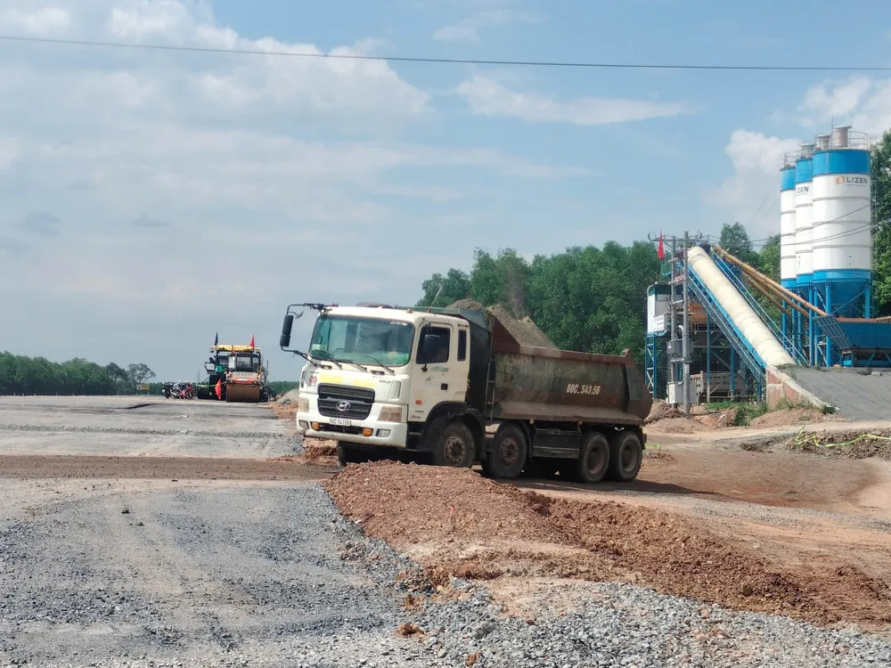 Thi công dự án đường cao tốc Biên Hòa - Vũng Tàu. Ảnh: HOÀNG BẮC Thi công dự án đường cao tốc Biên Hoà - Vũng Tàu.jpg