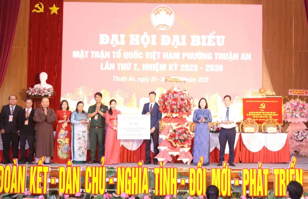 Đồng chí Trương Thị Bích Hạnh tặng lẵng hoa chúc mừng đại hội z7061342088111_d7cd443ee73f1e5c05ee5d374efc0a39.jpg