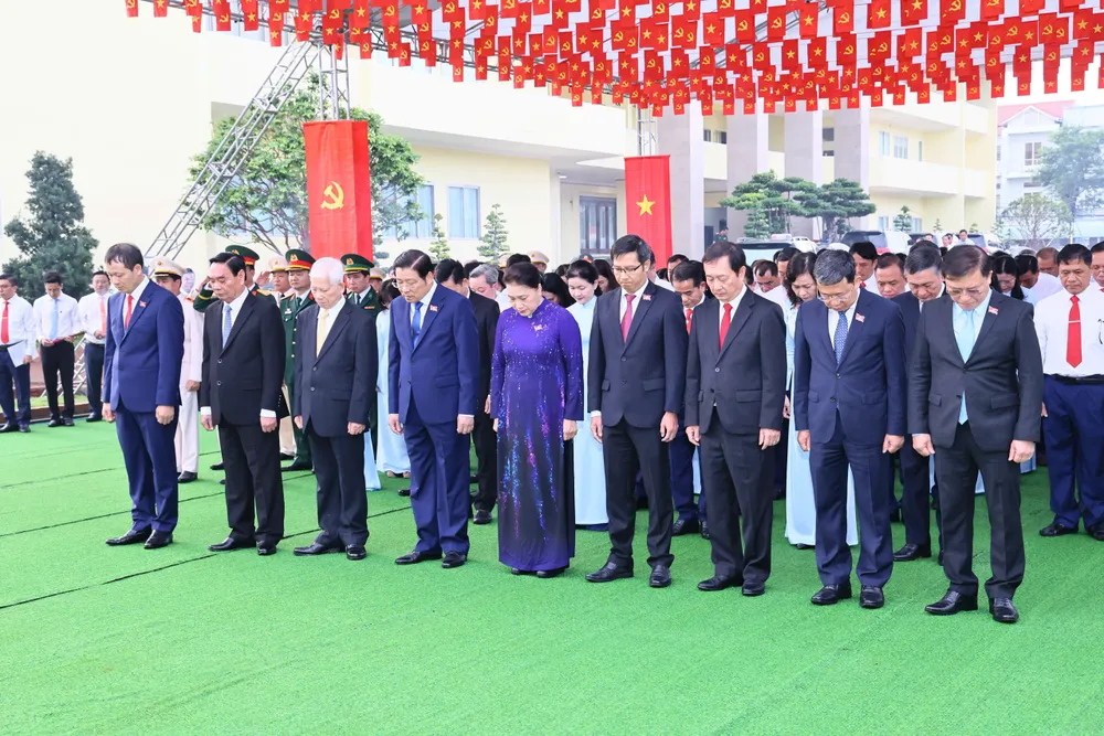 Các đồng chí lãnh đạo, nguyên lãnh đạo Trung ương và tỉnh Đồng Nai dâng hương tại đền thờ Bác Hồ trong khuôn viên Tỉnh ủy Đồng Nai z7064383502013_2c7095093440e5e6b5568cad719ef8db.jpg