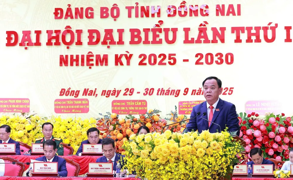 Phó Bí thư Tỉnh ủy, Chủ tịch UBND tỉnh Đồng Nai Võ Tấn Đức trình bày tham luận tại Đại hội z7065198204837_842eae0c70450fd4a122dcb3f90eef2b.jpg