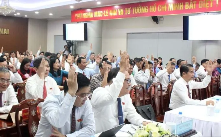 Các đại biểu HĐND tỉnh Đồng Nai biểu quyết thông qua các nghị quyết 1000029822.jpg