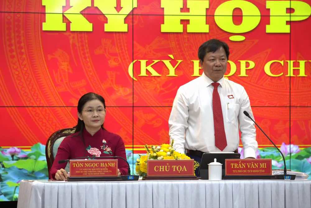 Phó Bí thư Tỉnh ủy, Chủ tịch HĐND tỉnh Đồng Nai Tôn Ngọc Hạnh cùng Phó Chủ tịch HĐND tỉnh Đồng Nai Trần Văn Mi chủ trì kỳ họp. Ảnh: VĂN PHONG 11.jpg