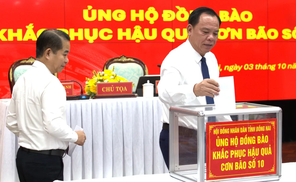 Chủ tịch UBND tỉnh Đồng Nai Võ Tấn Đức ủng hộ đồng bào bị ảnh hưởng bão lũ. Ảnh: VĂN PHONG 22.jpg