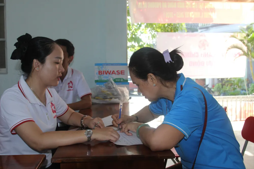 Người dân phường Dĩ An đến Ban điều hành khu phố thực hiện các thủ tục hành chính IMG_0002.JPG