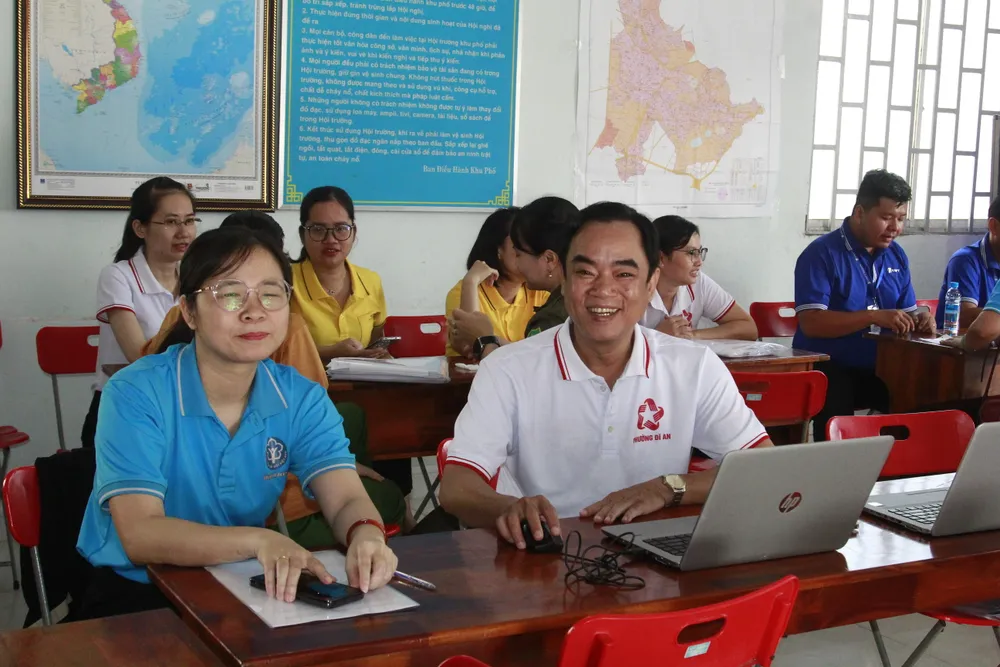 Cán bộ công chức TTPVHCC phường Dĩ An sẵn sàng hỗ trợ người dân, doanh nghiệp _MG_0020.JPG