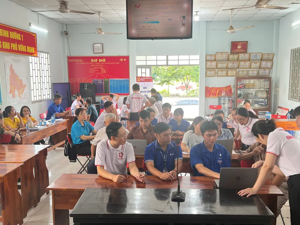 Cán bộ công chức TTPVHCC phường Dĩ An hướng dẫn nghiệp vụ cho thành viên Tổ công nghệ số cộng đồng z7079529817057_968901ba1fb7f8172a41efc31efbfe1b.jpg