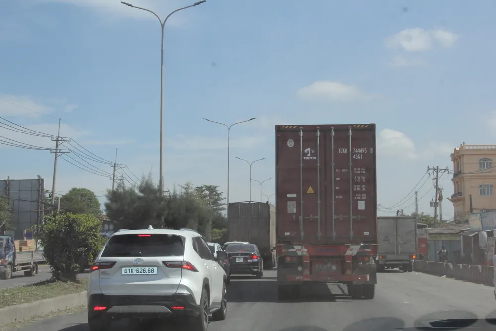 Lebuhraya Nasional 51 melalui Dong Nai sentiasa sesak dengan kenderaan. Foto: XUAN TRUNG IMG_0212.JPG