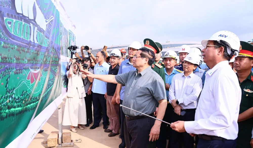 Ο Πρωθυπουργός επιθεωρεί τις προετοιμασίες για την πρώτη πτήση προς το αεροδρόμιο Long Thanh στις 19 Δεκεμβρίου 2025. 1000032167.jpg