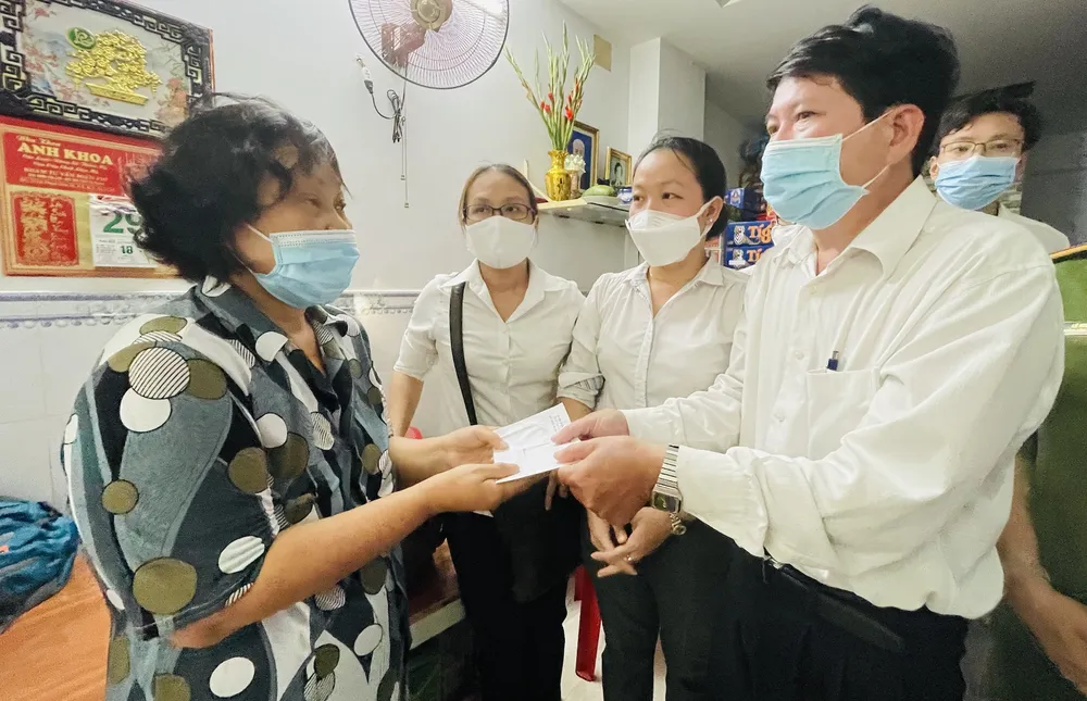 Thăm hỏi gia đình nạn nhân trong vụ cháy 2 người chết ảnh 2 Thăm hỏi gia đình nạn nhân trong vụ cháy 2 người chết ảnh 2