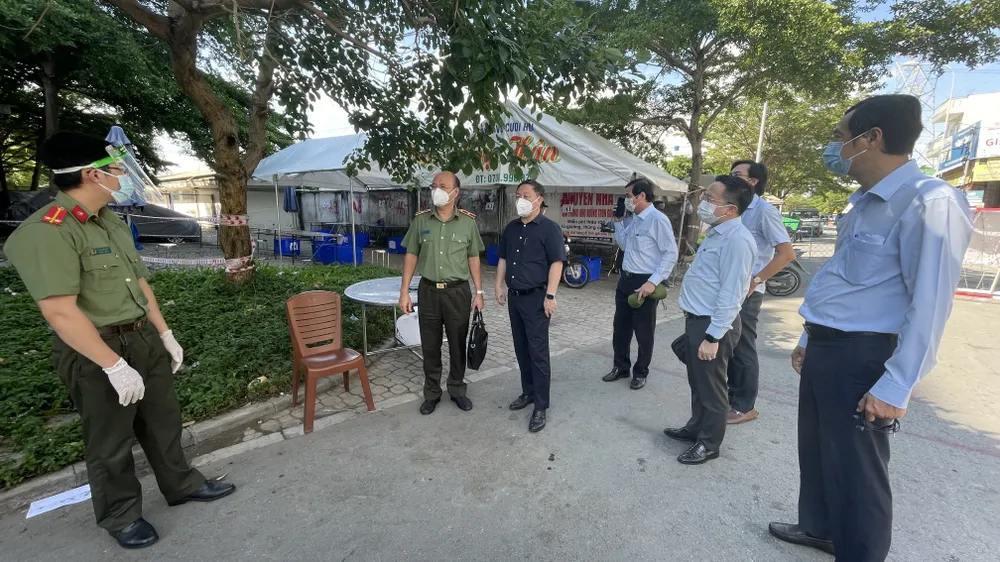 Phó Chủ tịch UBND TPHCM Dương Anh Đức kiểm tra đột xuất một số khu vực cách ly ảnh 1 Phó Chủ tịch UBND TPHCM Dương Anh Đức kiểm tra đột xuất một số khu vực cách ly ảnh 1
